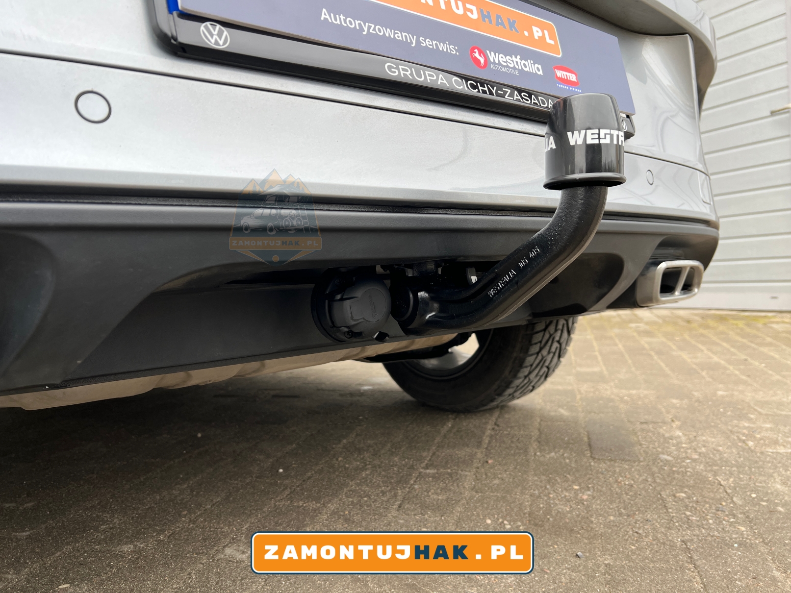 zdjeica obrazujace volkswagen t-roc z hakiem holowniczym